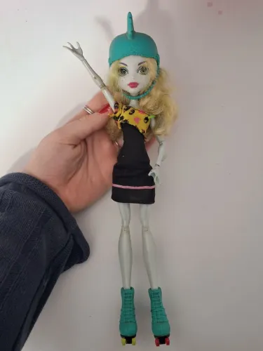 MONSTER HIGH LAGOONA BLUE PATINADORA