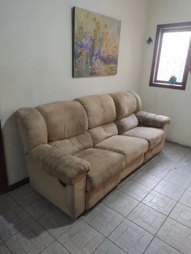 Sofá reciclável bege 3 lugares