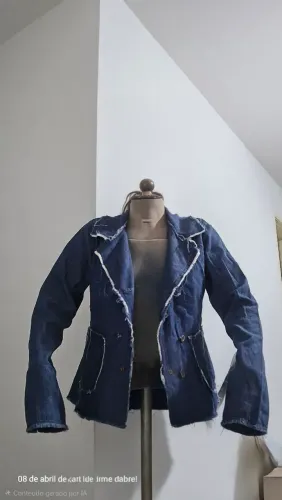 Jaqueta jeans feminina com lapela desfiada