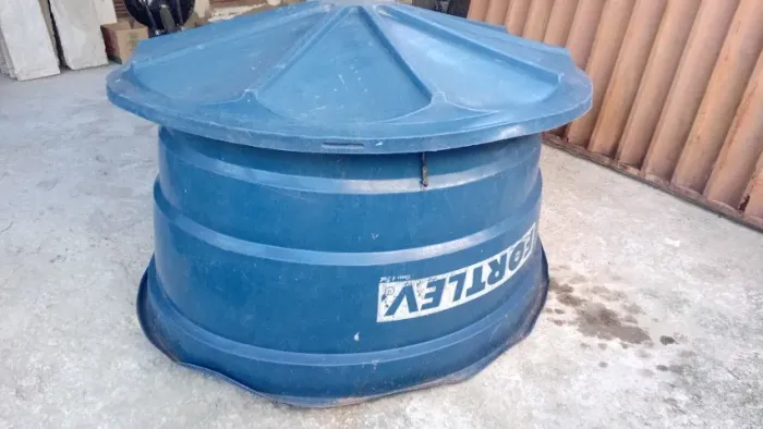 Caixa d'água 1.000 litros com defeito