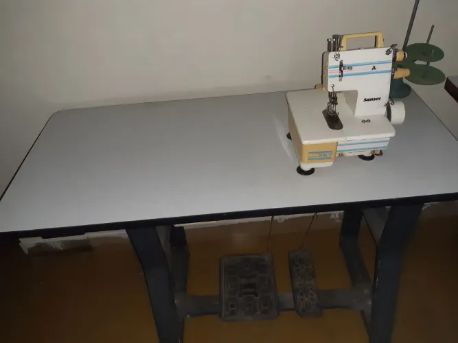 Maquina Costura Overlock industrial /Galoneira semi industrial 