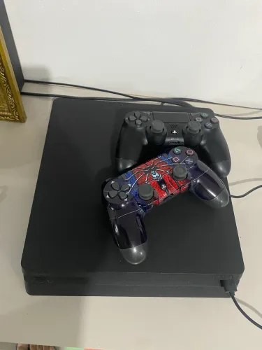 PS4 Slim 1TB + 2 Controles