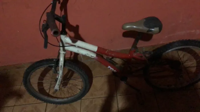 Vendo uma bicicleta aro 20, só está faltando um pneu e a câmera