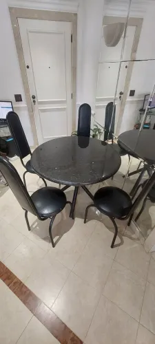 Jogo de Mesa Redonda com Tampo de Granito + 4 Cadeiras Estofadas Pretas