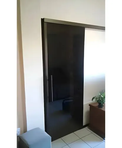 Porta de vidro fumê com trilhos de correr
