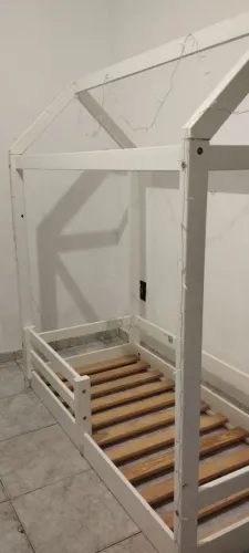 Cama infantil montessoriana tamanho maior que berço comum. 