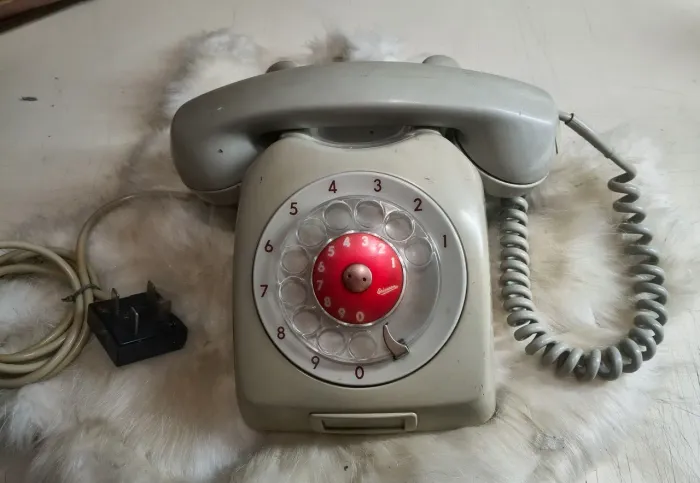 Telefone de disco de discagem antigo 