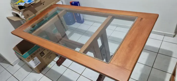 Mesa de madeira com vidro de blindex para 6 lugares