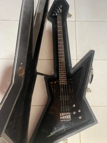 ESP LTD EX-104 Explorer Bass + Case Rígido