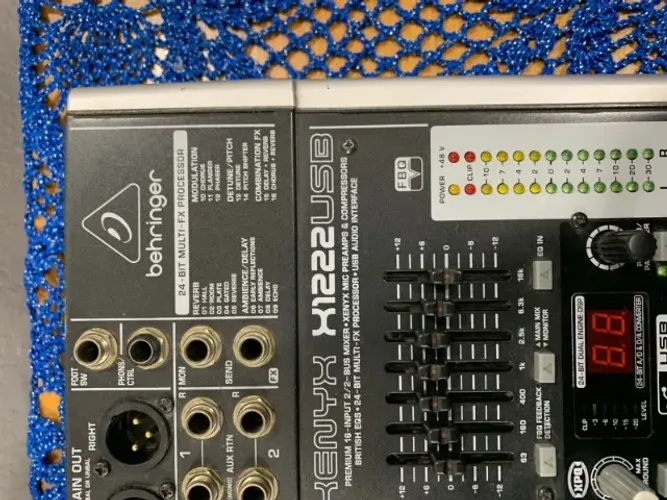 Mesa de Som Behringer Xenyx X1222USB