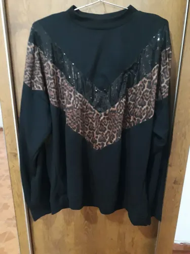 Linda Blusa preta com paete