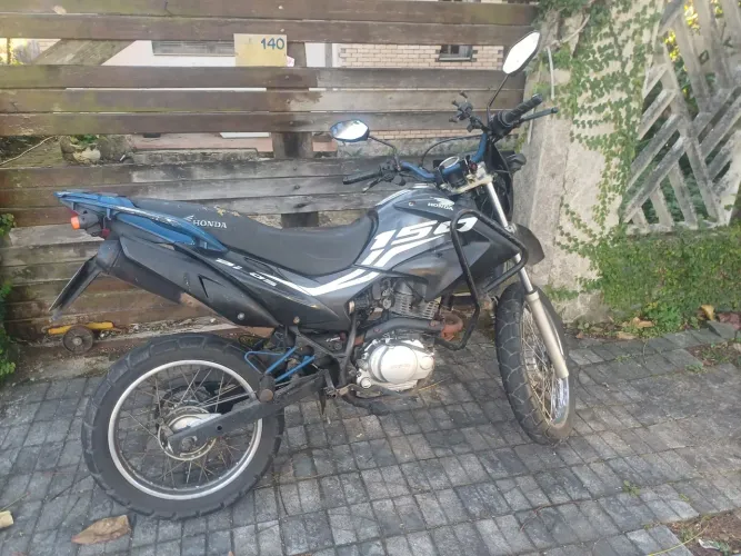 Vendo moto muito confortável e econômica pro dia dia. Ótima oportunidade pra Apple.