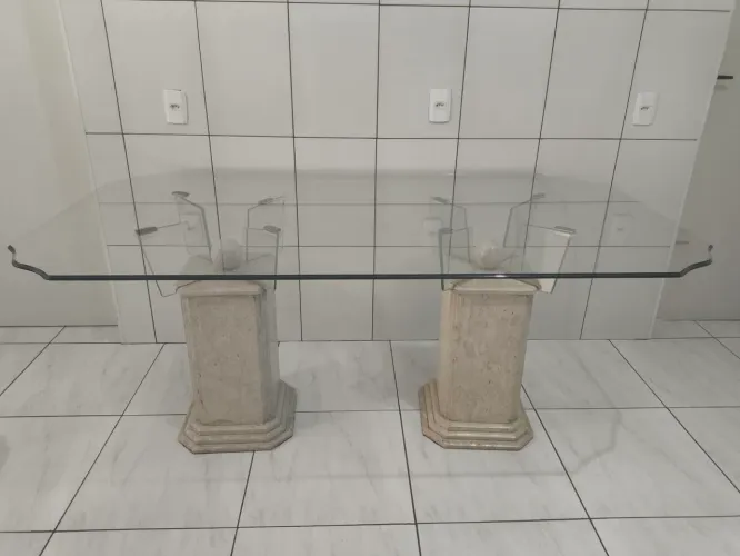 Mesa de vidro e mármore 