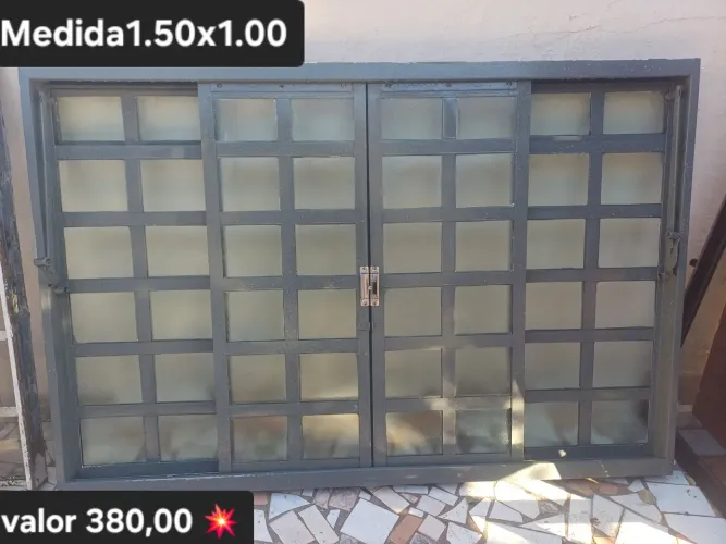 Janela com vidro e grade