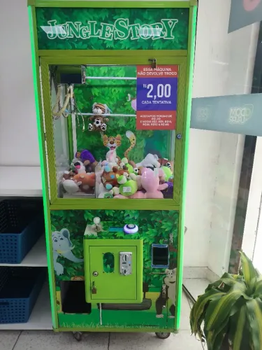 Vendo Máquina Bichinhos. No preço já com os ursos. Botão disparo precisa trocar.
