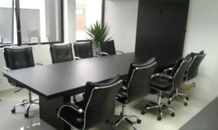 Mesa c Painel de TV embutido para empresas