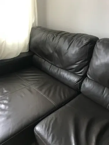 Sofá couro marrom 3 lugares 