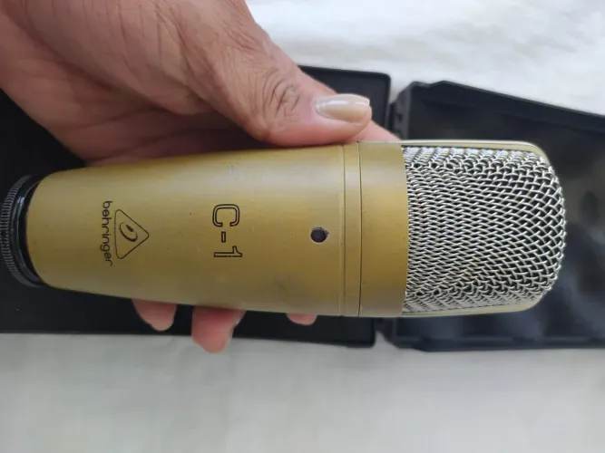 Mic. Cond.Behringer C-1, interface de áudio Behringer um 202, tripé com pop filter.LEIA.