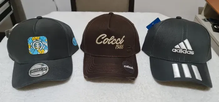 Bonés da Element, Colcci e Adidas 