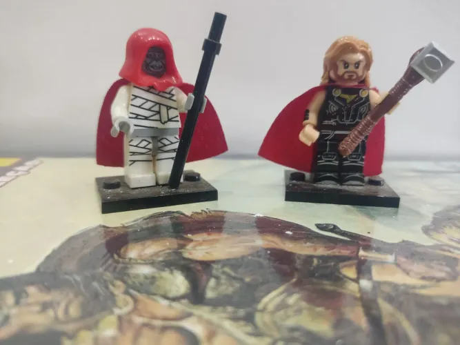 Bonecos Lego do Thor e Mumm-Ha.