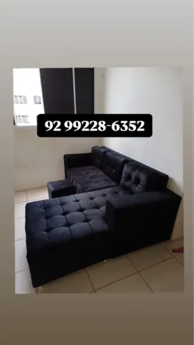 Sofá chayse preto com puff 