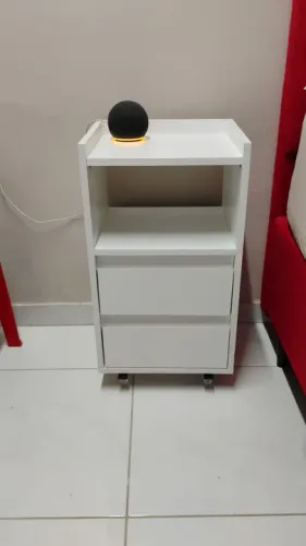 Mesinha de cabeceira com rodinhas 