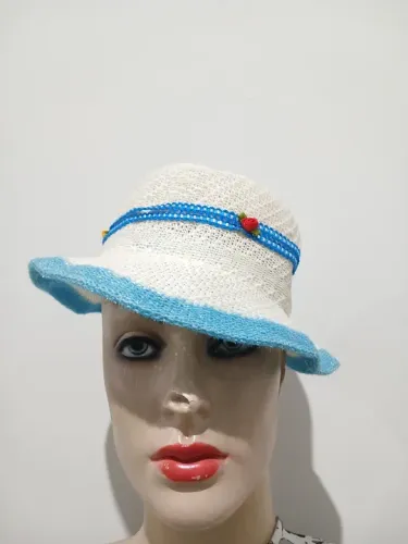 Chapéu de crochê com aba de renda