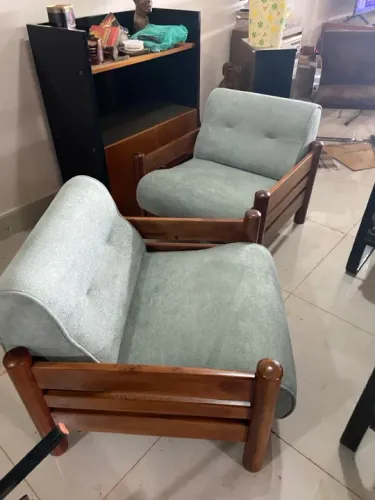 Par poltronas em madeira nobre reformadas 