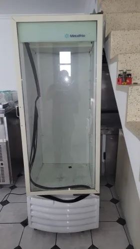 Geladeira metal frio 350litros gelando pouco e sem borracha de porta