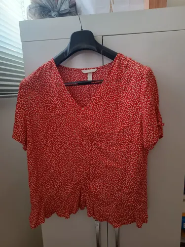 Blusa vermelha com estampa floral