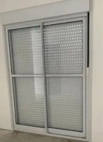 Porta com persiana automática 
