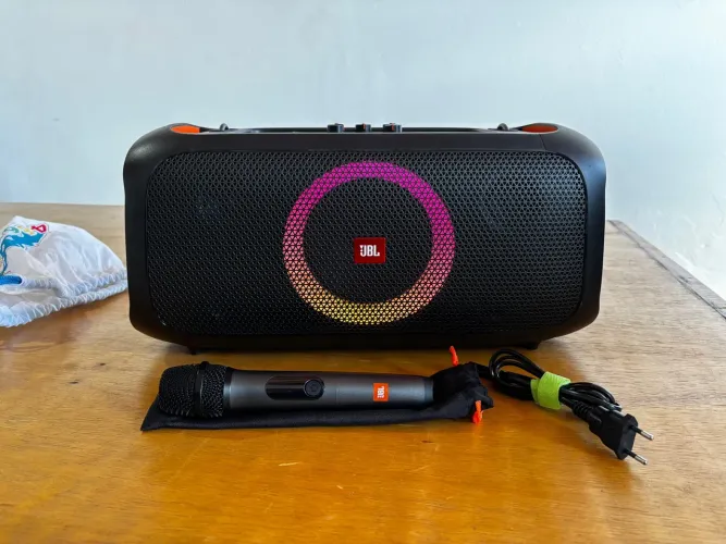 Caixa de Som JBL PartyBox com Microfone - Perfeita para Festas!