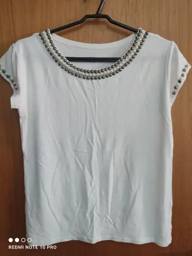Blusa branca com detalhes nas mangas e na gola