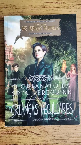 Livro "O orfanato da Senhorita Peregrine para crianças peculiares", de Ransom Riggs