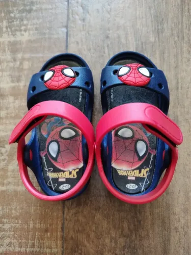 Sandálias infantis do Homem-Aranha - Tamanho 20-21 (USADO)