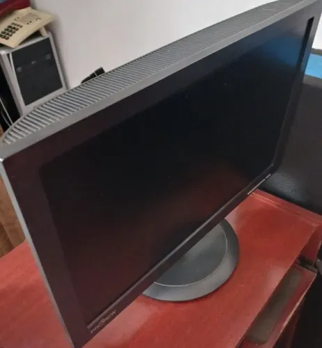 1 Monitor 19" + teclado em ótimo estado. 