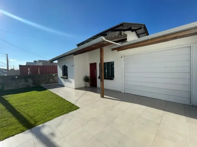 Casa com piscina por 750 mil