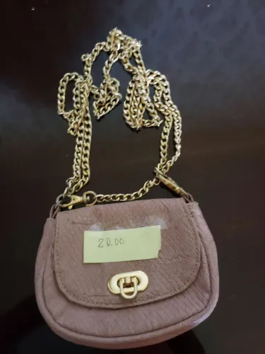 Bolsa de ombro com corrente dourada