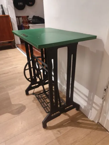 Mesa de máquina de costura antiga
