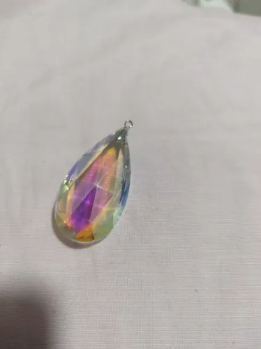 Pingente de cristal facetado com efeito arco-íris