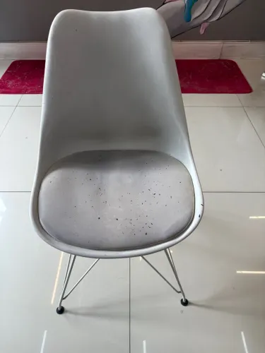 Cadeira branca com almofada