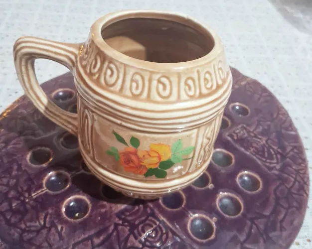 Caneca de cerâmica com detalhes florais