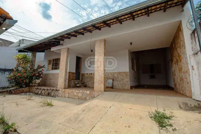 Casa com três quartos e salas comerciais no bairro Jardim Cuiabá