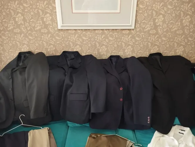 4 Blazers, 6 Calças, 1 Camisa Social e de brinde 5 Gravatas.