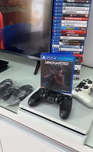 PS4 Slim impecável mais 1 jogo físico aleatório