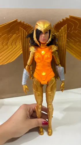 Barbie mulher maravilha armadura dourada (funciona e vai com pilhas)