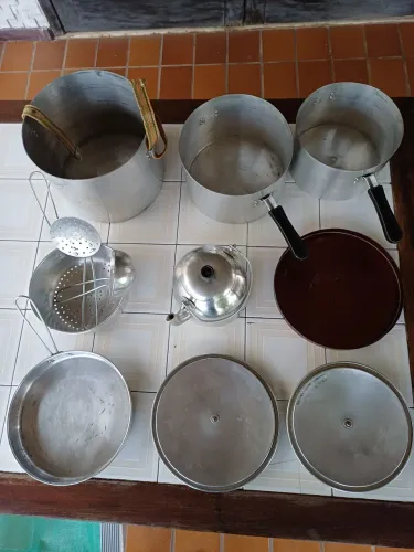 Conjunto de panelas e utensílios de cozinha