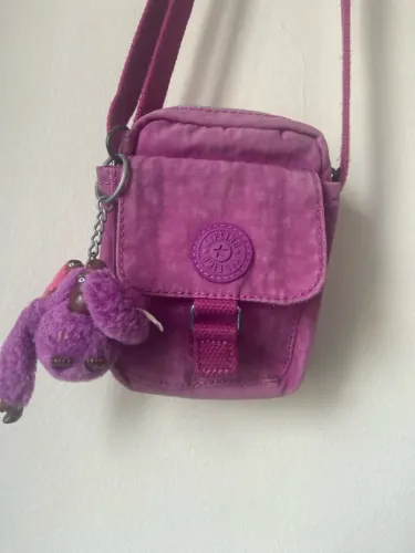 Bolsa Kipling original roxa com chaveiro
