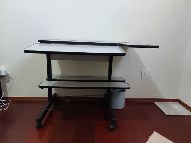 Mesa de escritório com rodinha