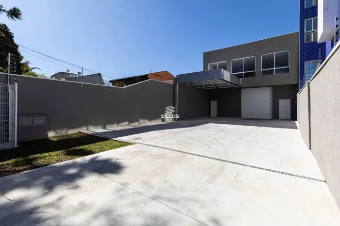 Duas lojas comerciais para alugar com 677m² em ótima localização no Bacacheri em Curitiba